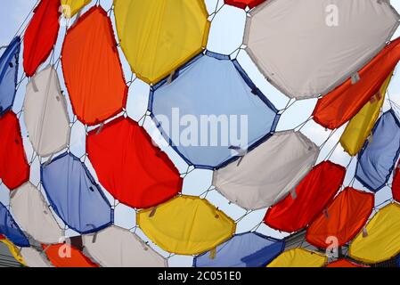 Viele Farben und viele Stoffe sind für Sonnenschutz zusammengenäht Stockfoto