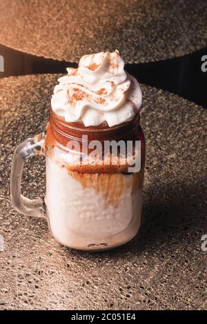 Ist dieser Kaffee Dalgona oder Ice Latte? Stockfoto