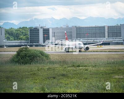 C-Series A220 Abheben am Flughafen Zürich Stockfoto