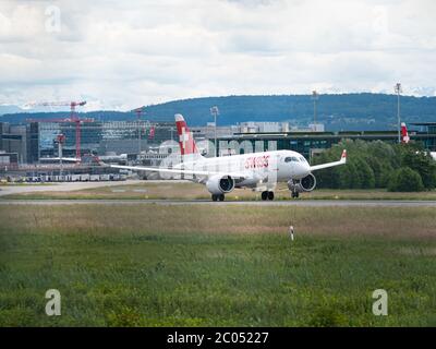 C-Series A220 Abheben am Flughafen Zürich Stockfoto