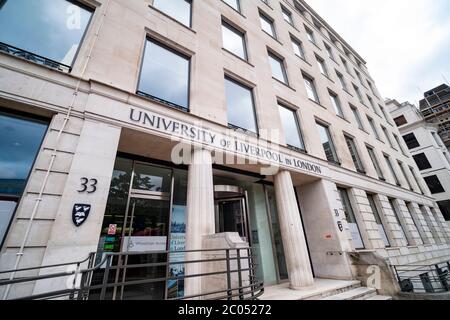 LONDON - JUNI 2020: University of Liverpool in London im Finsbury Circus Stockfoto