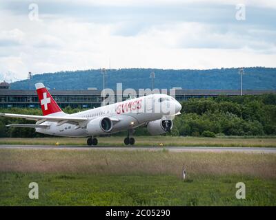 C-Series A220 Abheben am Flughafen Zürich Stockfoto