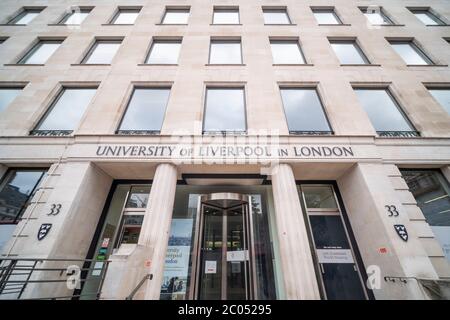 LONDON - JUNI 2020: University of Liverpool in London im Finsbury Circus Stockfoto