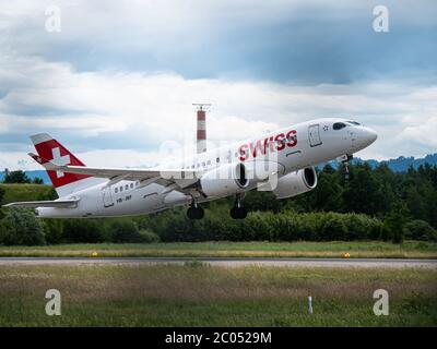 C-Series A220 Abheben am Flughafen Zürich Stockfoto