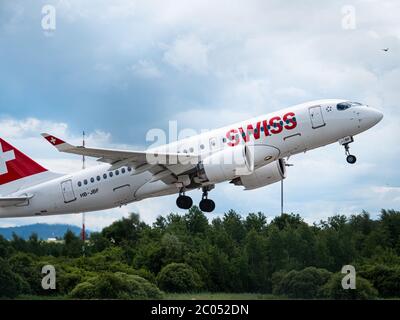 C-Series A220 Abheben am Flughafen Zürich Stockfoto