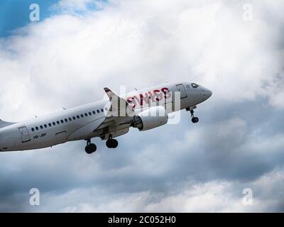 C-Series A220 Abheben am Flughafen Zürich Stockfoto