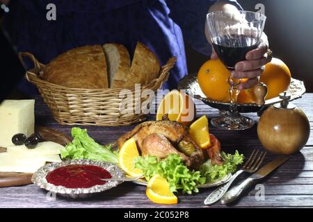 Huhn - kornishonie mit Orangen und Sauce und Rotwein in einem transparenten Glas vorgelegt Stockfoto