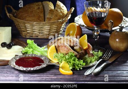 Huhn - kornishonie mit Orangen und Sauce und Rotwein in einem transparenten Glas vorgelegt Stockfoto