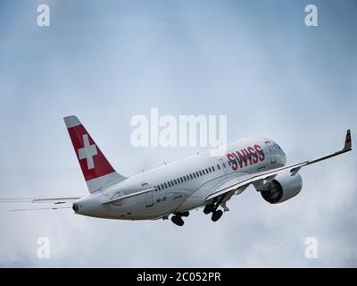 C-Series A220 Abheben am Flughafen Zürich Stockfoto
