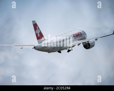 C-Series A220 Abheben am Flughafen Zürich Stockfoto