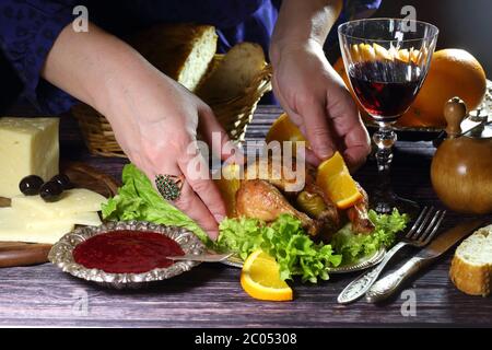 Huhn - kornishonie mit Orangen und Sauce und Rotwein in einem transparenten Glas vorgelegt Stockfoto