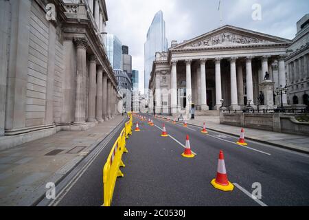 LONDON - JUNI 2020: City of London Street mit Kegeln auf dem Weg zur sozialen Distanzierung, um das Coronavirus zu bekämpfen Stockfoto