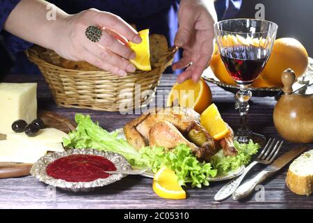 Huhn - kornishonie mit Orangen und Sauce und Rotwein in einem transparenten Glas vorgelegt Stockfoto