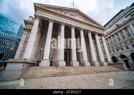 LONDON - JUNI 2020: Bank of England und Royal Exchange Building, ein historisches und berühmtes Gebäude in der City of London Stockfoto