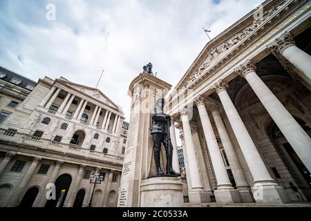 LONDON - JUNI 2020: Bank of England und Royal Exchange Building, ein historisches und berühmtes Gebäude in der City of London Stockfoto