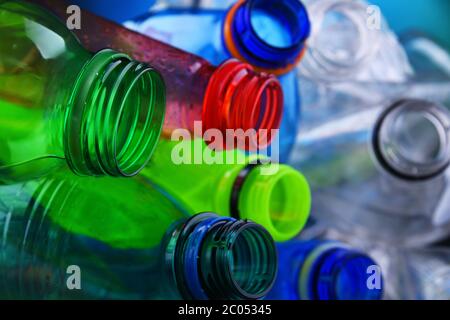 Leere farbige Flaschen mit Kohlensäure. Kunststoffabfälle Stockfoto