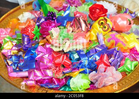 Almosengeben mit Band-Blumen für Almosen zu geben Verdienst im Buddhismus religiös traditionell in Thailand zu machen Stockfoto