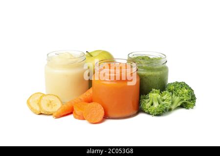 Gläser mit gesunden Babynahrung isoliert auf weißem Hintergrund Stockfoto