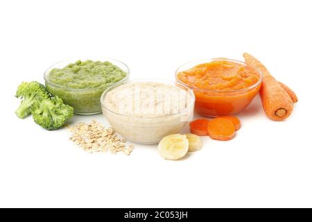 Schüsseln mit gesunder Babynahrung isoliert auf weißem Hintergrund Stockfoto