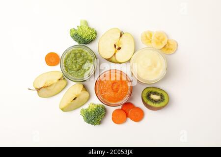 Zusammensetzung mit Babynahrung auf weißem Hintergrund. Gemüsebrei Stockfoto