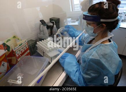 Wissenschaftler während ihrer Arbeit am Lighthouse Laboratory am Queen Elizabeth University Hospital in Glasgow, das Coronavirus-Abstriche mit vermuteten COVID-19-Infektionen im anhaltenden Kampf gegen das Coronavirus empfängt und analysiert. Schottland setzt in Phase eins des Plans der schottischen Regierung zur schrittweisen Aufhebung der Lockdown fort. Stockfoto