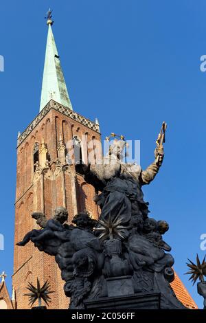 Statue und Kirche des Heiligen Kreuzes, Breslau Stockfoto