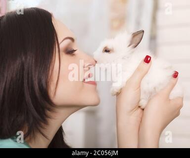 Frau hält kleine niedliche Kaninchen, Nahaufnahme Stockfoto