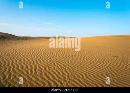 Blauer Himmel und Muster auf Sand in Thar Wüste, Jaisalmer, Rajasthan, Indien. Stockfoto