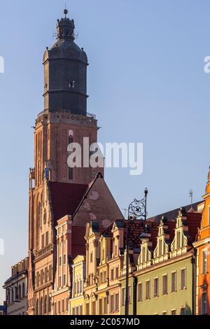 Bunte Häuser und Kirche St. Elizabeth, Marktplatz, Breslau Stockfoto