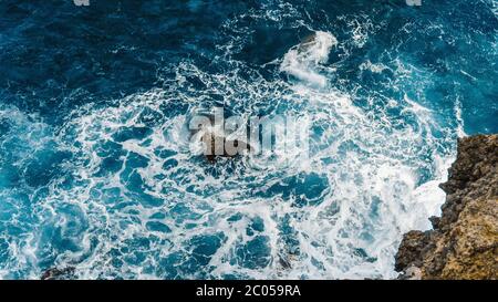 Wellen im Meer plätschernden Wellen, Madeira. Luftaufnahme zu den Wellen des Ozeans. Blauer Wasserhintergrund Stockfoto