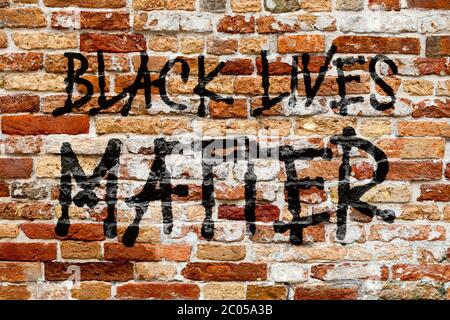 Nahaufnahme eines auf einer Ziegelwand gemalten Satzes „Black Lives Matter“. Stockfoto