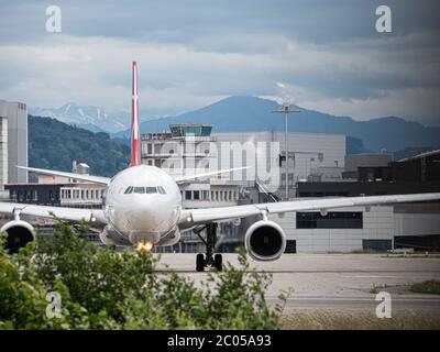 Turkish Cargo Flugzeug rollt bei ZRH Stockfoto