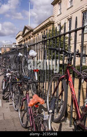 Cambridge, UK - 19. September 2011: Studentenräder an Geländer vor dem Emmanuel College am 19 2011. September angekettet. Die Stadt ist eine der b Stockfoto