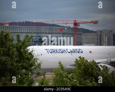 Turkish Cargo Flugzeug rollt bei ZRH Stockfoto