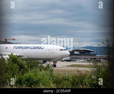 Turkish Cargo Flugzeug rollt bei ZRH Stockfoto