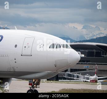 Turkish Cargo Flugzeug rollt bei ZRH Stockfoto