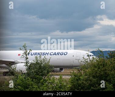 Turkish Cargo Flugzeug rollt bei ZRH Stockfoto
