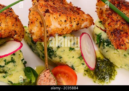 Fisch in Paniermehl mit Kartoffelpüree Stockfoto