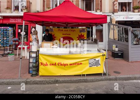 Fish and Chips Stand am Sonntag Flohmarkt, Dinard, Bretagne, Frankreich Stockfoto