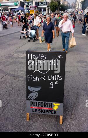 Muscheln und Chips und Fish and Chips Zeichen am Sonntag Flohmarkt, Dinard, Bretagne, Frankreich Stockfoto