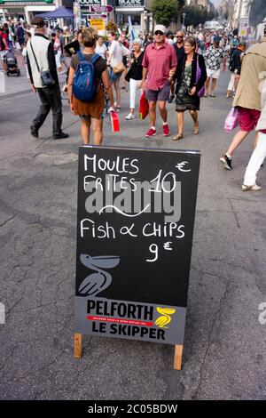 Muscheln und Chips und Fish and Chips Zeichen am Sonntag Flohmarkt, Dinard, Bretagne, Frankreich Stockfoto