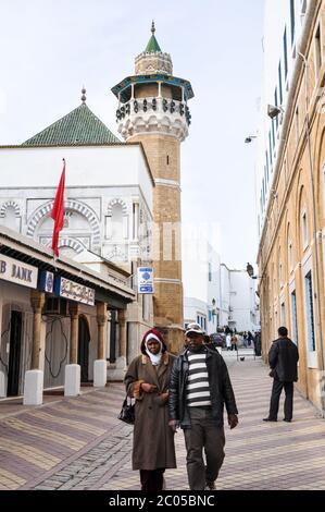 Tunis, TUNESIEN - 06. Februar 2009: Youssef Dey Moschee, eine Moschee aus dem 17. Jahrhundert, befindet sich in Medina. Stockfoto