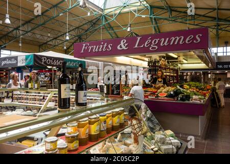 Les Halles (überdachte Markthalle), Dinard, Bretagne, Frankreich Stockfoto