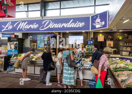 Les Halles (überdachte Markthalle), Dinard, Bretagne, Frankreich Stockfoto