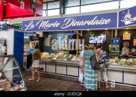 Les Halles (überdachte Markthalle), Dinard, Bretagne, Frankreich Stockfoto