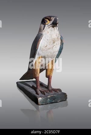 Altägyptischer Holzfalkenvogel, späte Periode (722-322 v. Chr.). Ägyptisches Museum, Turin. Grauer Hintergrund. Hölzerne Grabmodelle waren ein ägyptisches Begräbnis Stockfoto