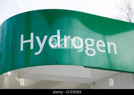 Wasserstofftankstelle (Marke SmartFuel) in einem Supermarkt in Sainsburys in Hendon, London, Großbritannien. Autos und andere Fahrzeuge können mit Gas von Air Products füllen (117) Stockfoto