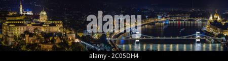 Panorama der Skyline von Budapest mit Budaer Burg, Kettenbrücke, Ungarischem Parlamentsgebäude, die alle auf der Donau spiegeln Stockfoto