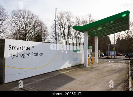 Wasserstofftankstelle (Marke SmartFuel) in einem Supermarkt in Sainsburys in Hendon, London, Großbritannien. Autos und andere Fahrzeuge können mit Gas von Air Products füllen (117) Stockfoto