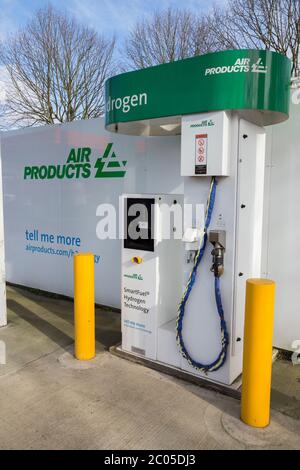 Wasserstofftankstelle (Marke SmartFuel) in einem Supermarkt in Sainsburys in Hendon, London, Großbritannien. Autos und andere Fahrzeuge können mit Gas von Air Products füllen (117) Stockfoto